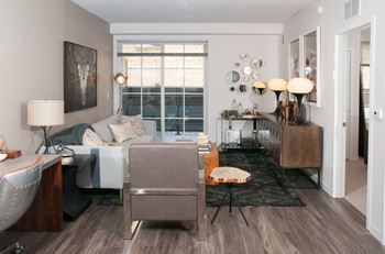 Expansive windows (operable)